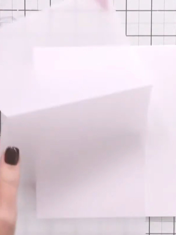 Paso 1: Take an A4 sheet of vellum and score it at the top so it wraps around the back of your white top-folding note 