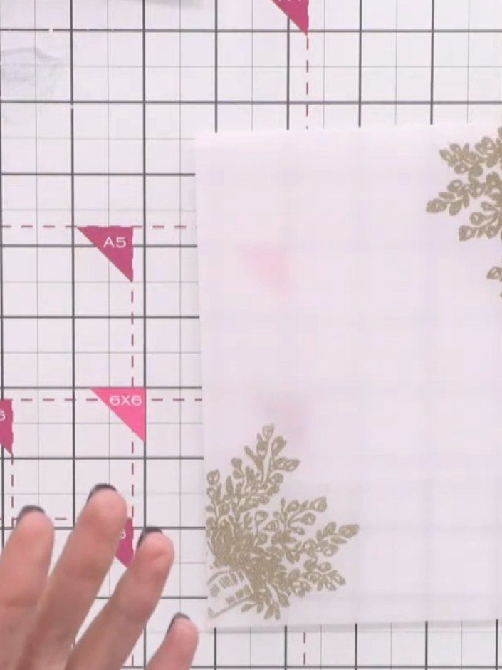 Paso 5: Heat-set the embossing powder using a heat gun with a gentle wafting motion rather than holding it in one plac