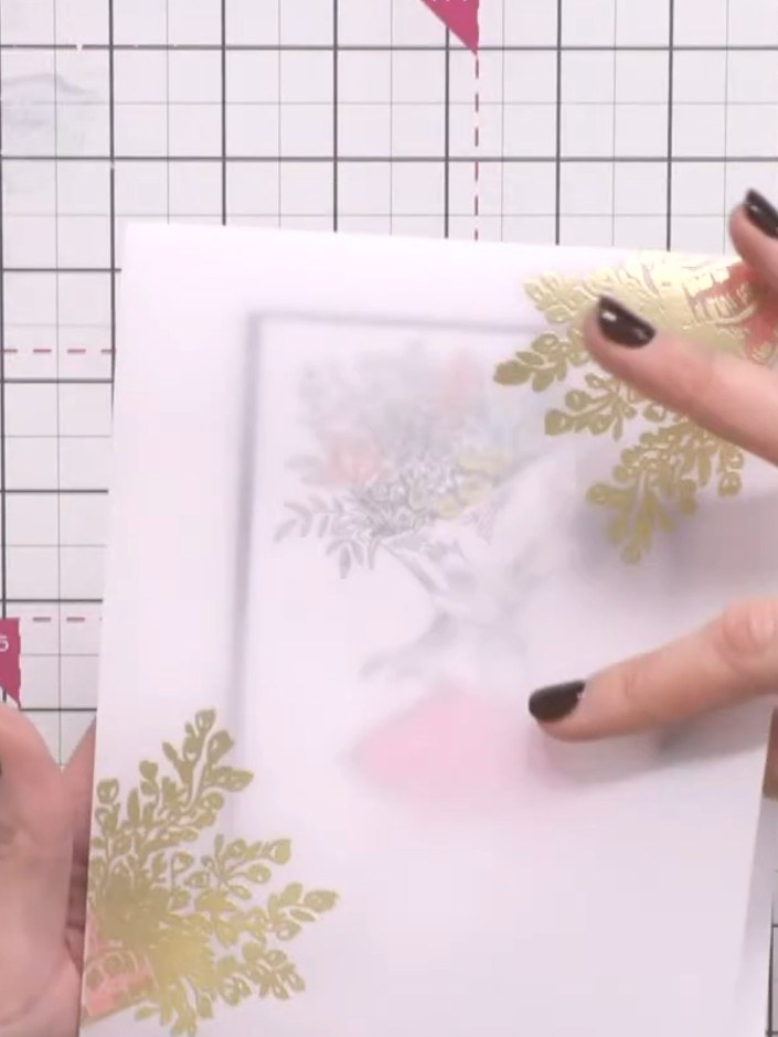 Paso 8: Cut a black matte cardstock panel and adhere it to the base of the card to hide the join and weight down the v