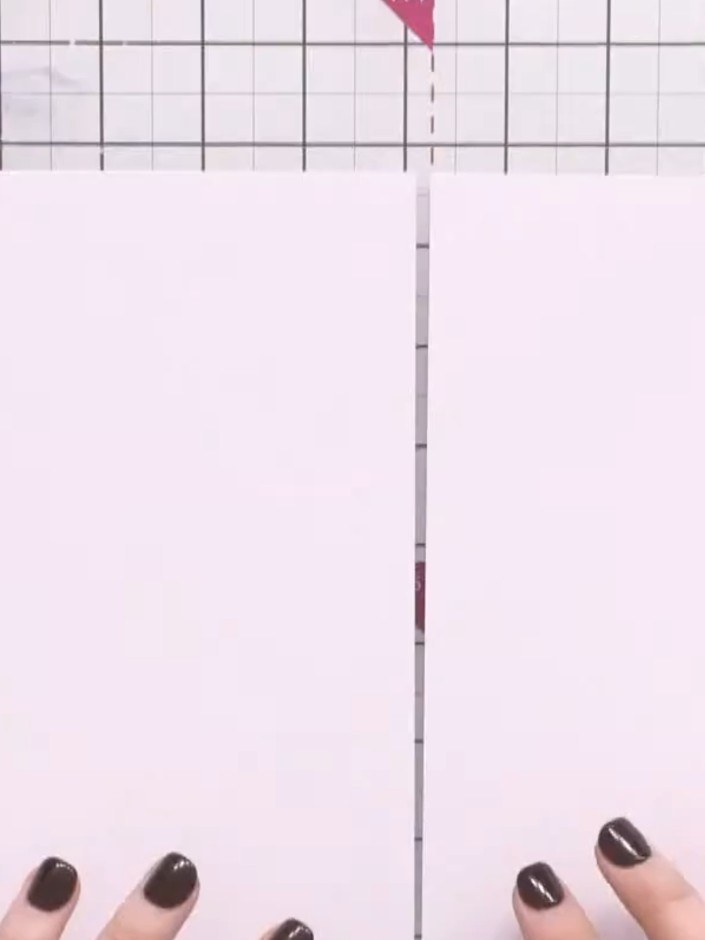 Stap 1: Take an A4 sheet of cardstock and fold it in half horizontally. Use a scoreboard to create a crisp fold line d