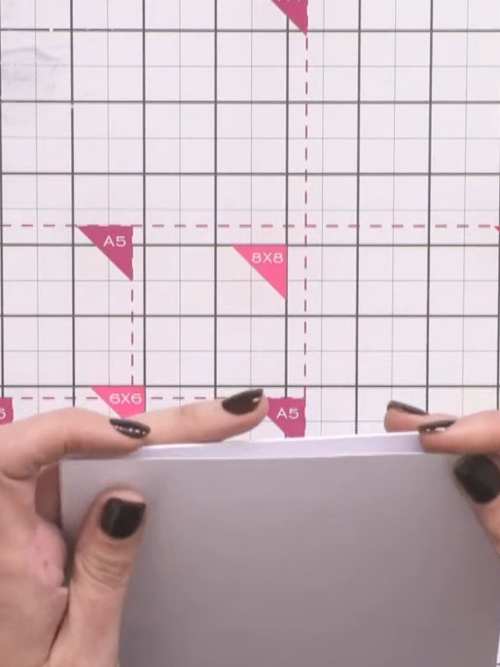 Stap 4: Position the folded grey card onto your card base. You can glue it to the exterior for a visible fold, or atta
