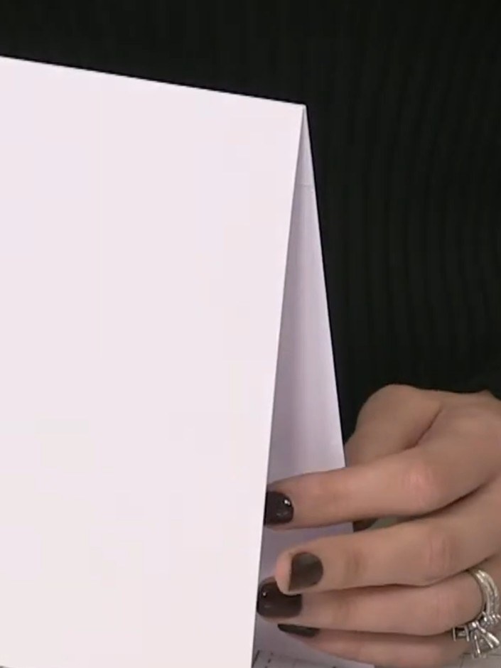 Stap 5: Knip of snijd overtollig karton van de onderranden weg, zodat je strakke, gelijke zijkanten krijgt. Use a paper trimmer or scissor