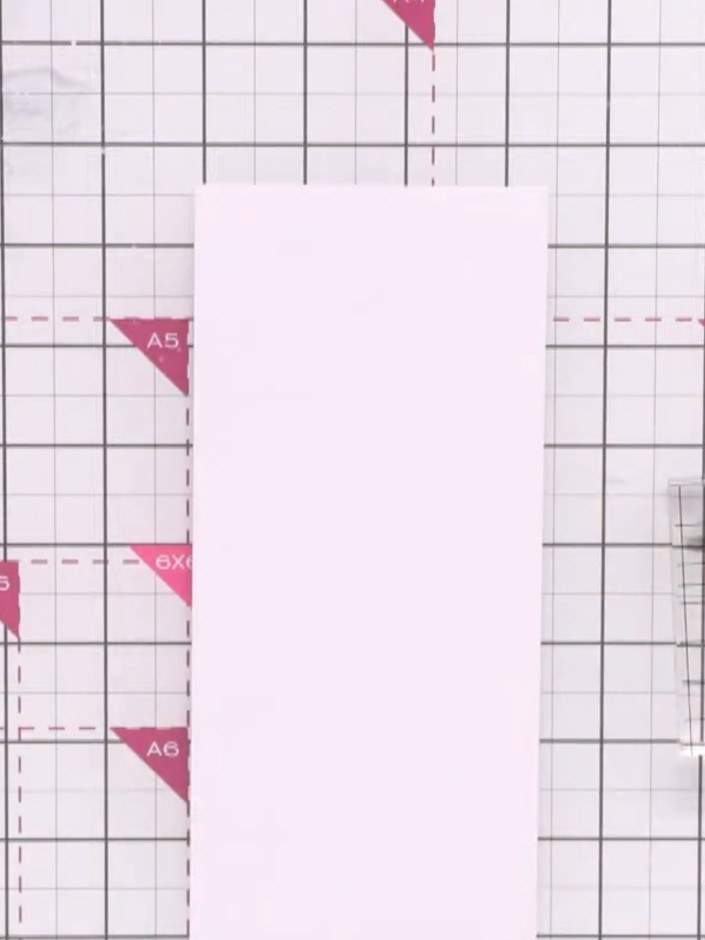 Passo 1: Cut a piece of card to 7¾ by 3½ inches to use as your base. Use the grid on your cutting mat to measure and cu