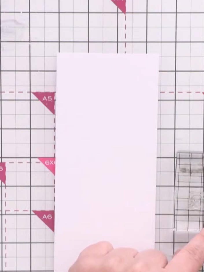 Passo 2: Use the grid system on your clear stamp block to position and align the alien character stamps where you want 
