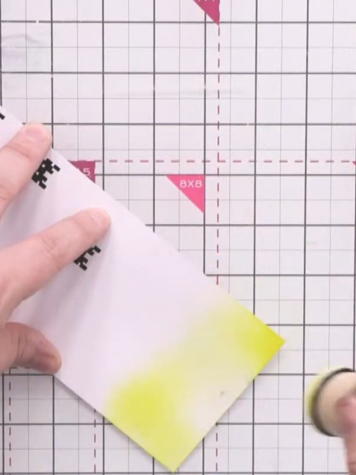 Passo 7: Blend ink colours from light to dark across the white background panel. Start with yellow at the bottom, then 