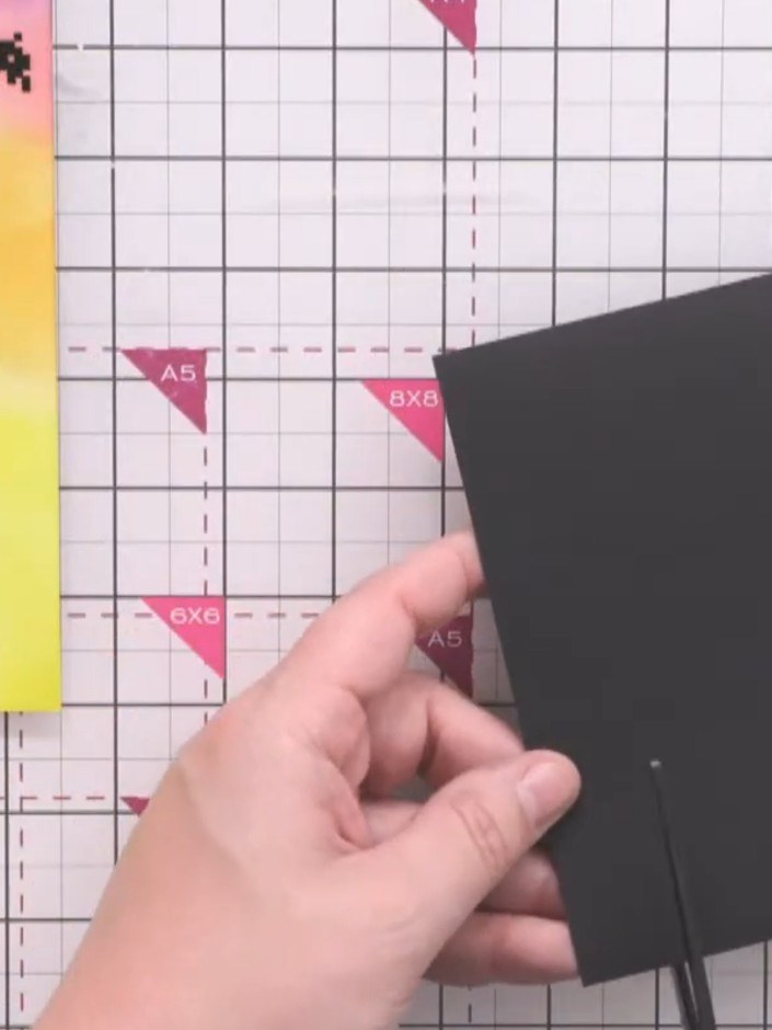Passo 8: Cut random-height strips from black card to create apartment building silhouettes. Make some strips taller tha