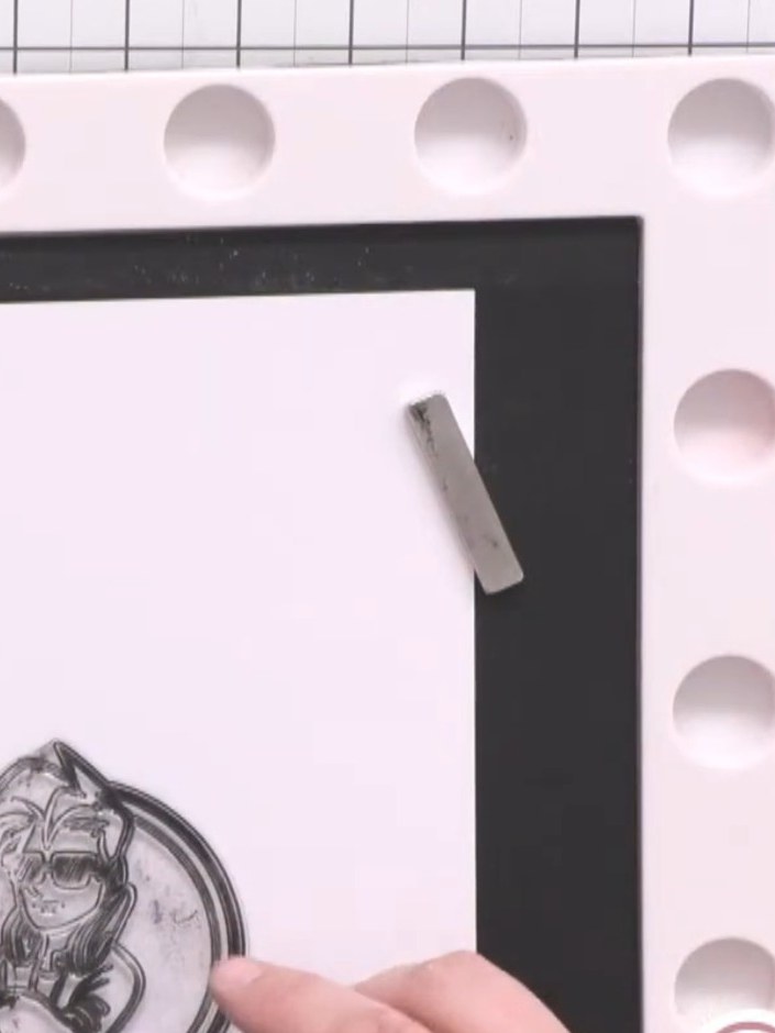 Paso 11: Stamp the large circular character image featuring a lion character with sunglasses onto white smooth cardstoc