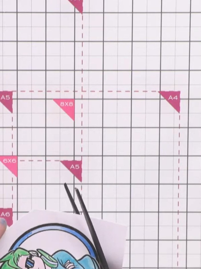 Paso 13: Using scissors, carefully trim around the coloured character to create a circular shape. Keep the scissors poi