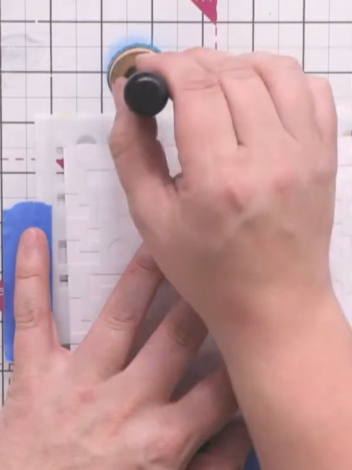 Paso 3: Dab the Distress Oxide Salty Ocean ink pad onto a glass mat to remove excess ink. Using circular motions, appl