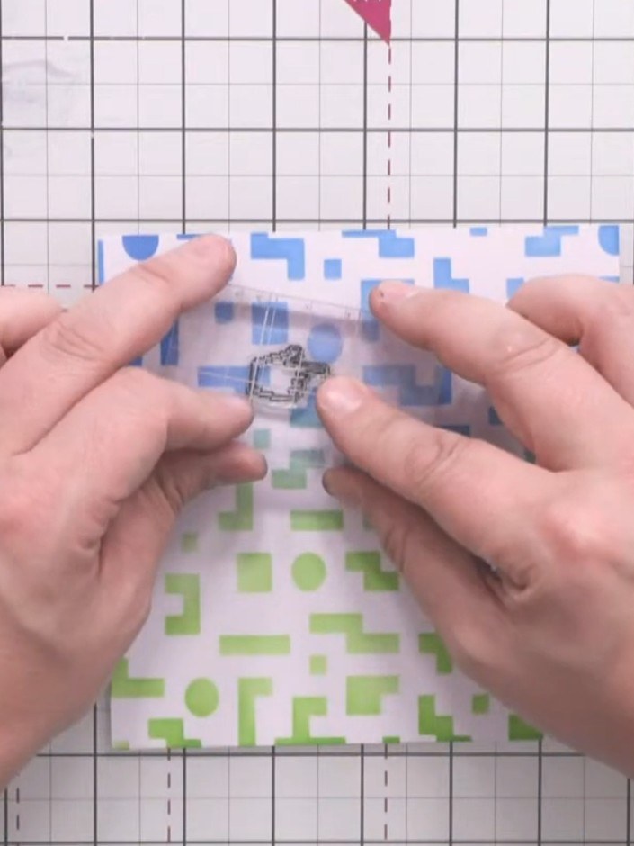 Paso 8: Stamp small decorative elements such as pointer fingers, arrows and tiny hands across the background using sof