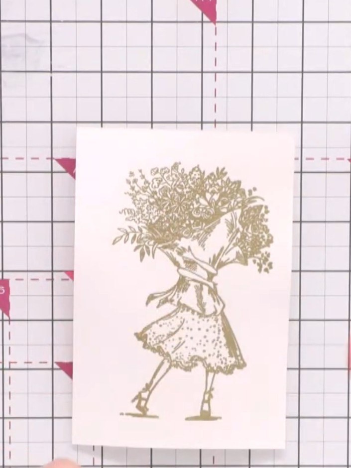 Passo 2: Use masking tape to create a frame around the stamped image. Tape off the top, bottom and sides to define your