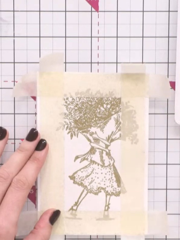 Passo 4: Using a watercolour brush, add water to the inked areas on the card. Blend the water over the ink to create a 