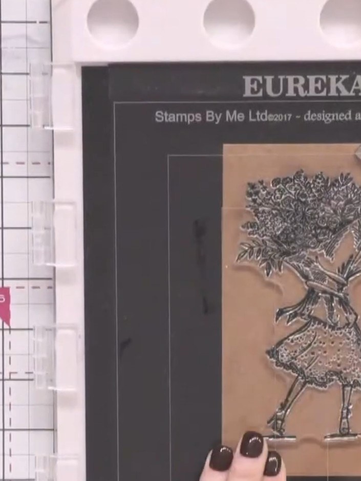 Passo 1: Stamp the bouquet image from the Eureka 101 stamp set onto kraft cardstock using black ink. Ensure the image i