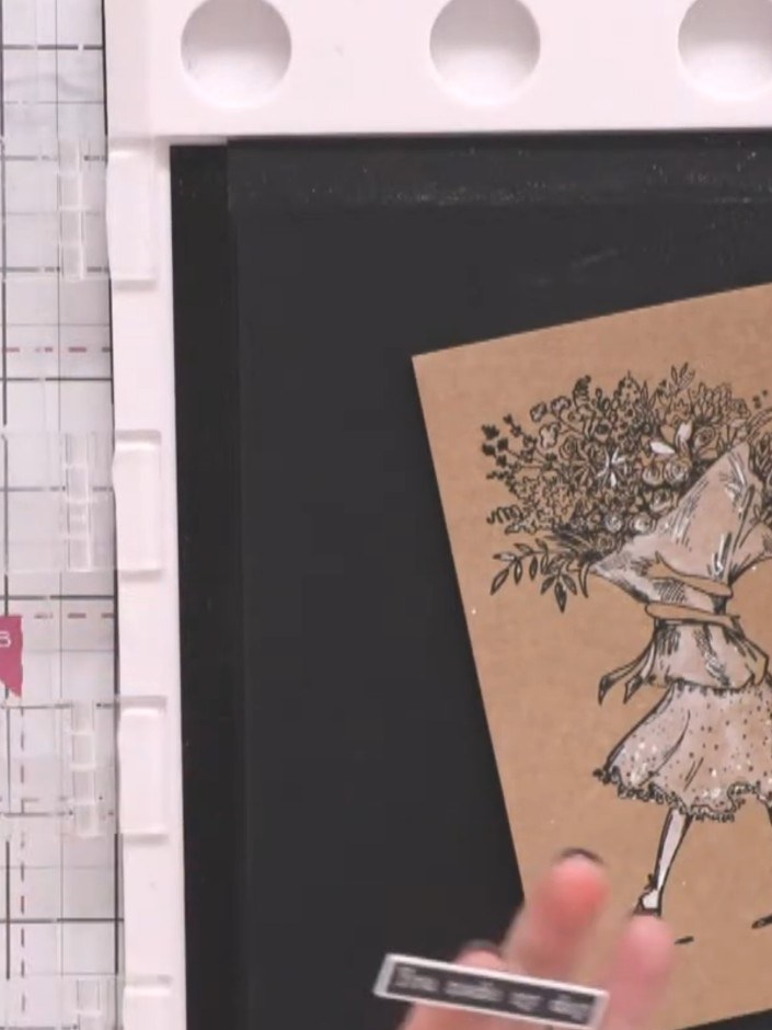 Passo 10: Mount the stamped kraft panel onto black cardstock to create a border that makes the white highlights pop. Pos