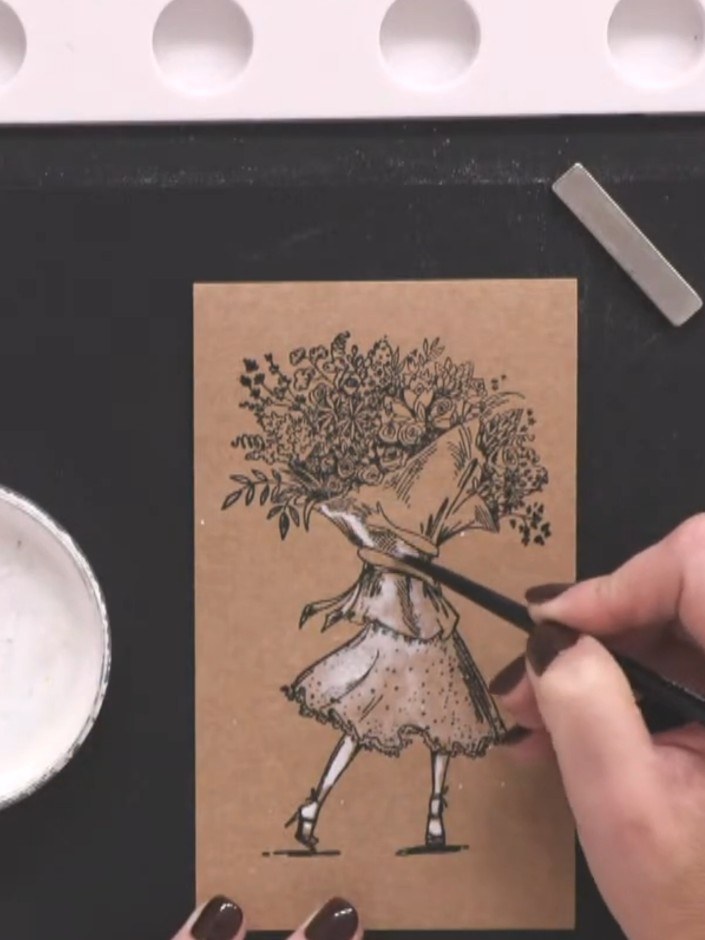 Passo 3: Allow the white paint to dry back almost completely, creating a subtle highlight effect on the stamped image. 