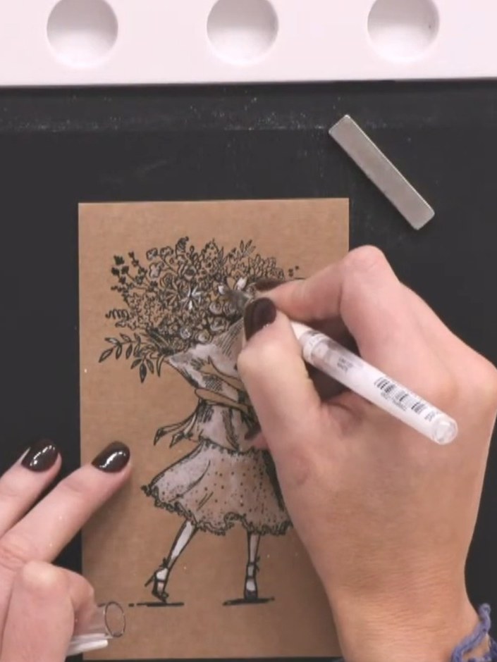 Passo 5: Use a white gel pen to add fine details and highlights to the tree and figure, focusing on areas where the bru