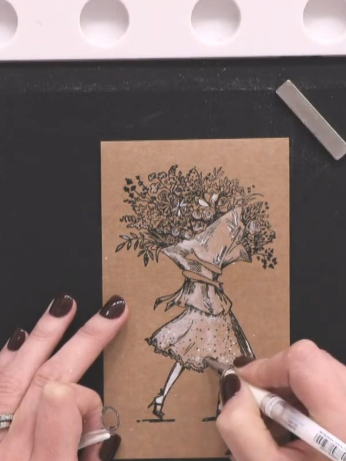 Passo 6: Use a white gel pen to add small dots to the dress, creating a pattern and detail on the fabric. Work carefull