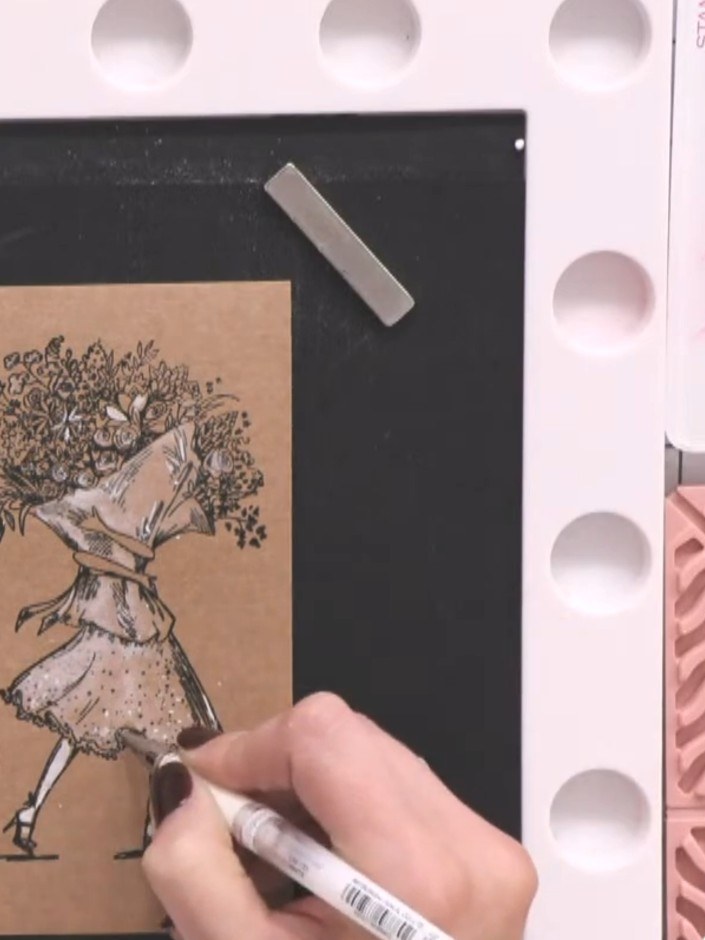 Passo 7: Using a white gel pen, add highlights and details to the petticoat underneath the figure to bring it back to l