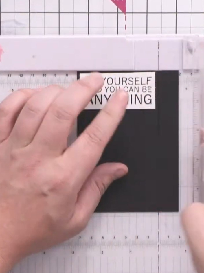 Stap 10: Trim the black border around the sentiment strip to create an even frame. Use a ruler and trimmer to ensure th