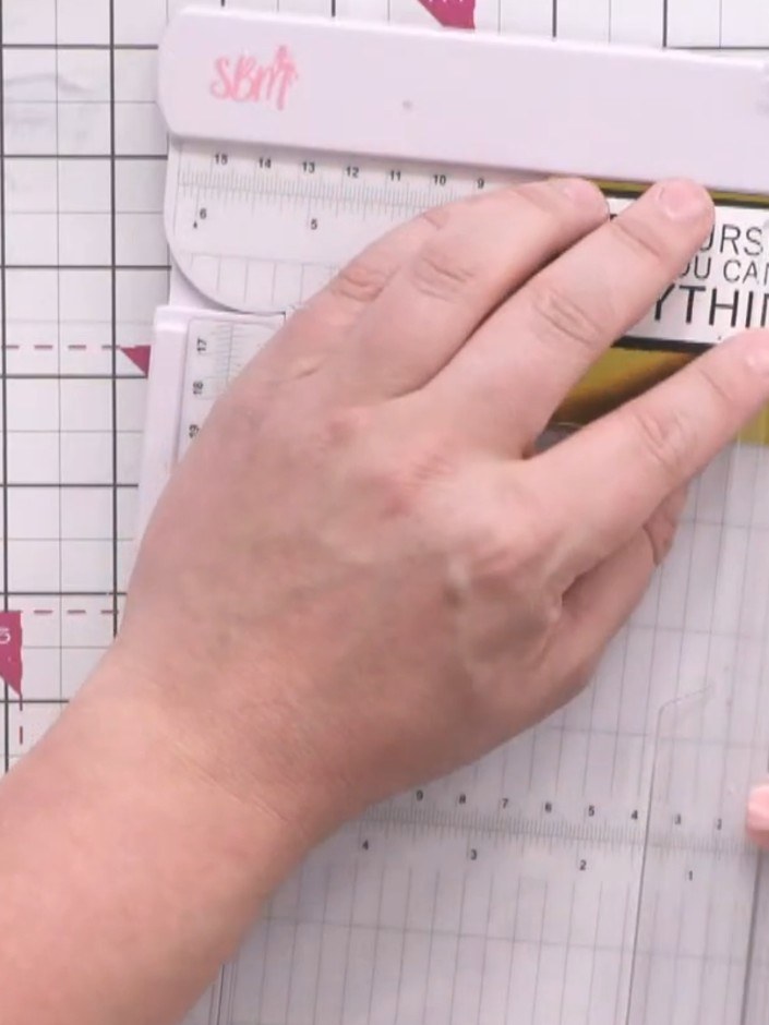 Stap 12: Trim the gold border around the sentiment panel to match the width of the black border beneath it, creating an