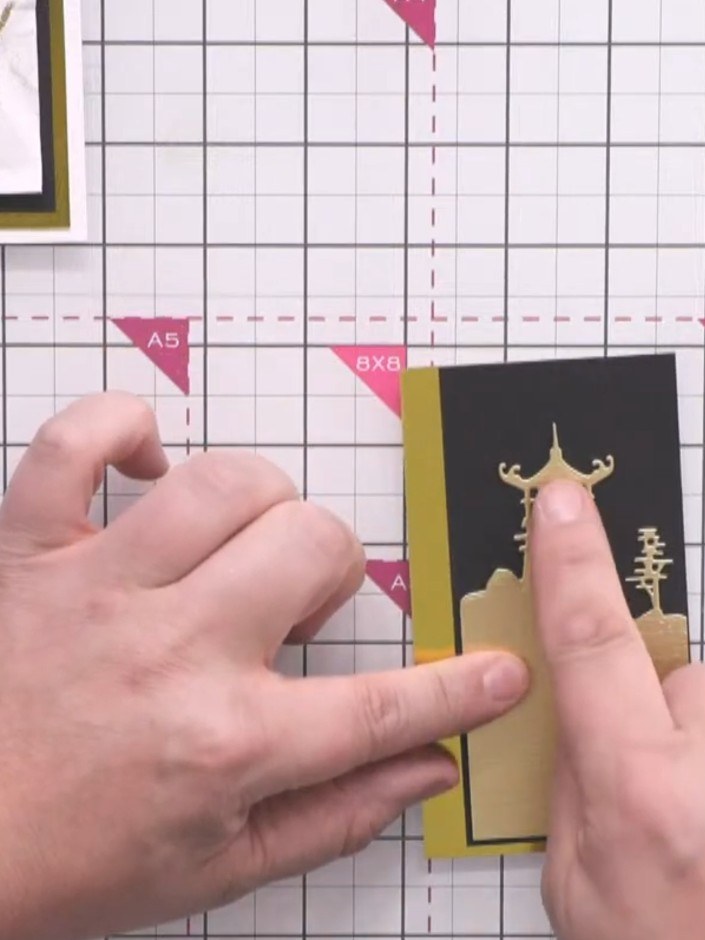 Stap 3: Remove the die-cut pagoda piece from the cutting mat and admire the detailed outline with its decorative windo