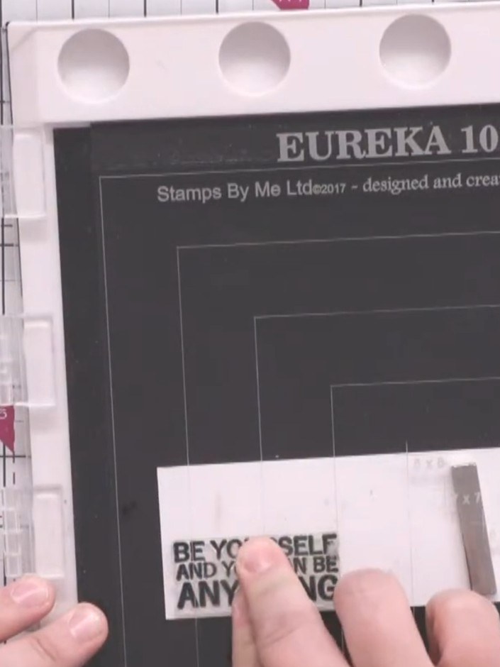 Stap 7: Stempel de tekst van je keuze met zwarte inkt op wit karton. Position the stamp carefully and press firm