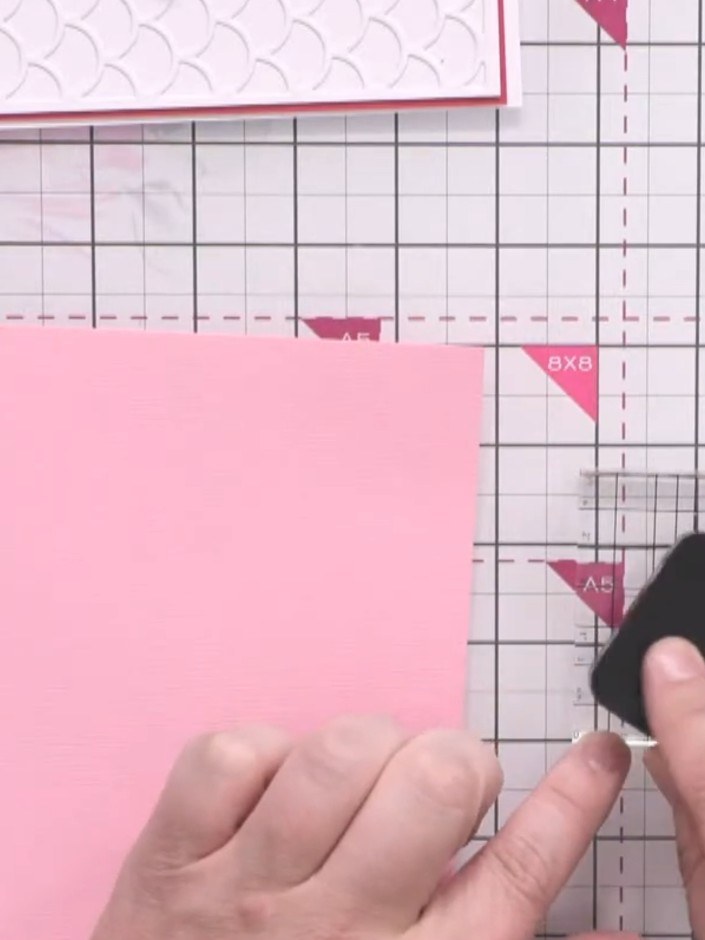 Passo 12: Stamp tiny flowers onto the pink textured card stock using Cerise and other pink shades from the Izink dye-bas