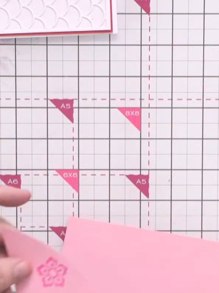 Passo 13: Ritaglia con cura i fiori timbrati con le forbici.