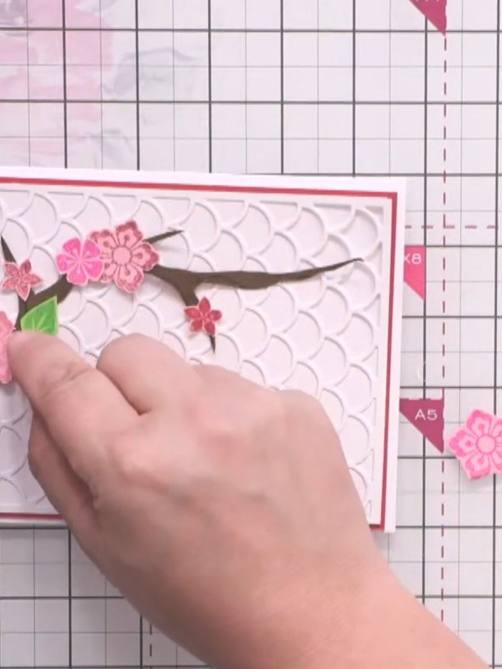 Passo 15: Ritaglia delle foglioline verdi e incollale tra i fiori rosa sul ramo per creare contrasto.