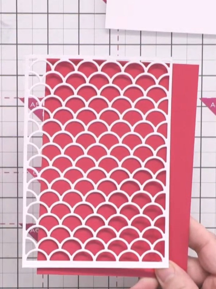Passo 4: Carefully remove the die-cut white scale panel from the cutting platform and position it over the red card bas