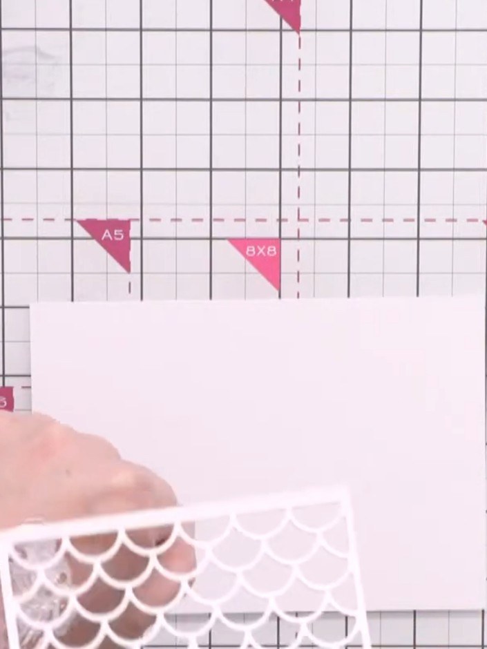 Passo 5: Apply glue around the edges of the white scale die-cut panel. Mount it onto the matching white card piece, ali