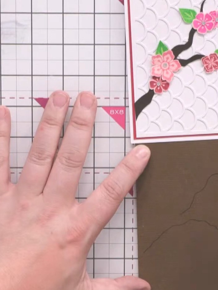 Passo 9: Lightly draw a freehand branch design on the brown card using a pencil or marker. Create a trunk with smaller 
