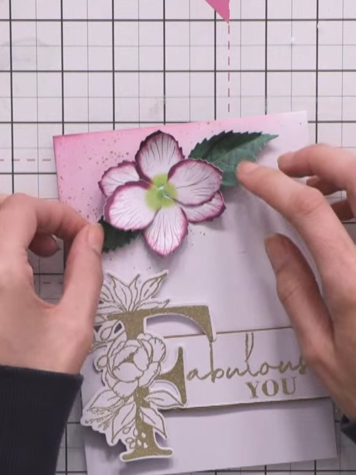 Step 12: Setze zum Schluss einen kleinen funkelnden Schmuckstein in die Mitte der Blüte – fertig ist deine Karte!