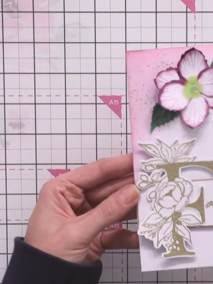 Karte mit geprägtem F und Chrysanthemenblüte - the finished project