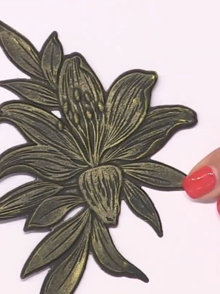 Stap 11: Place the finished embossed and gilded lily piece onto white cardstock to showcase the detail and metallic eff