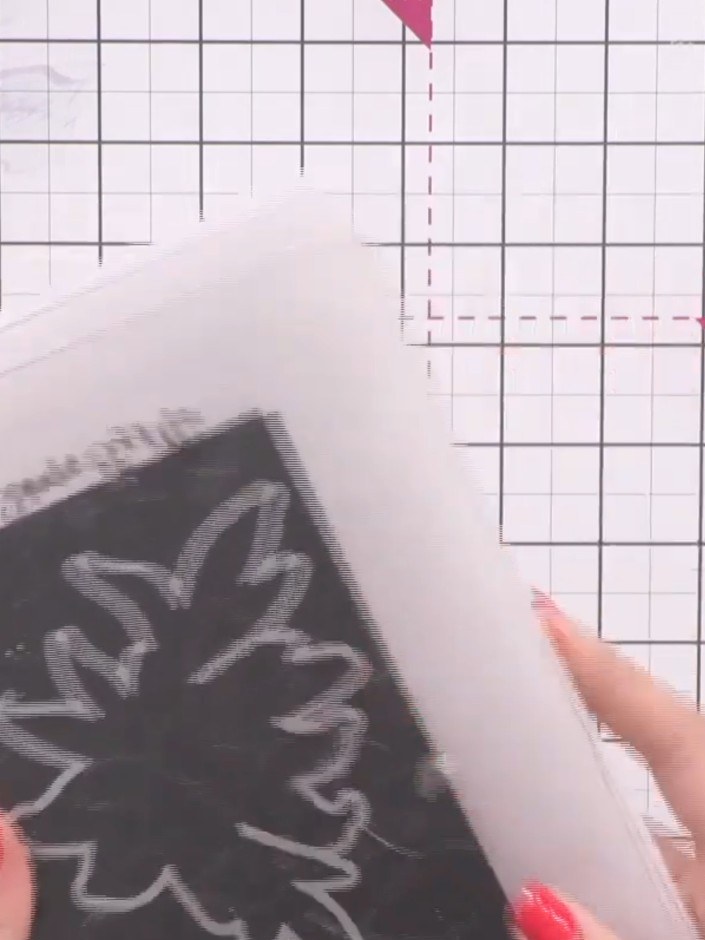 Stap 2: Place the lily die onto your cardstock and run it through your die-cutting machine to cut out the lily outline