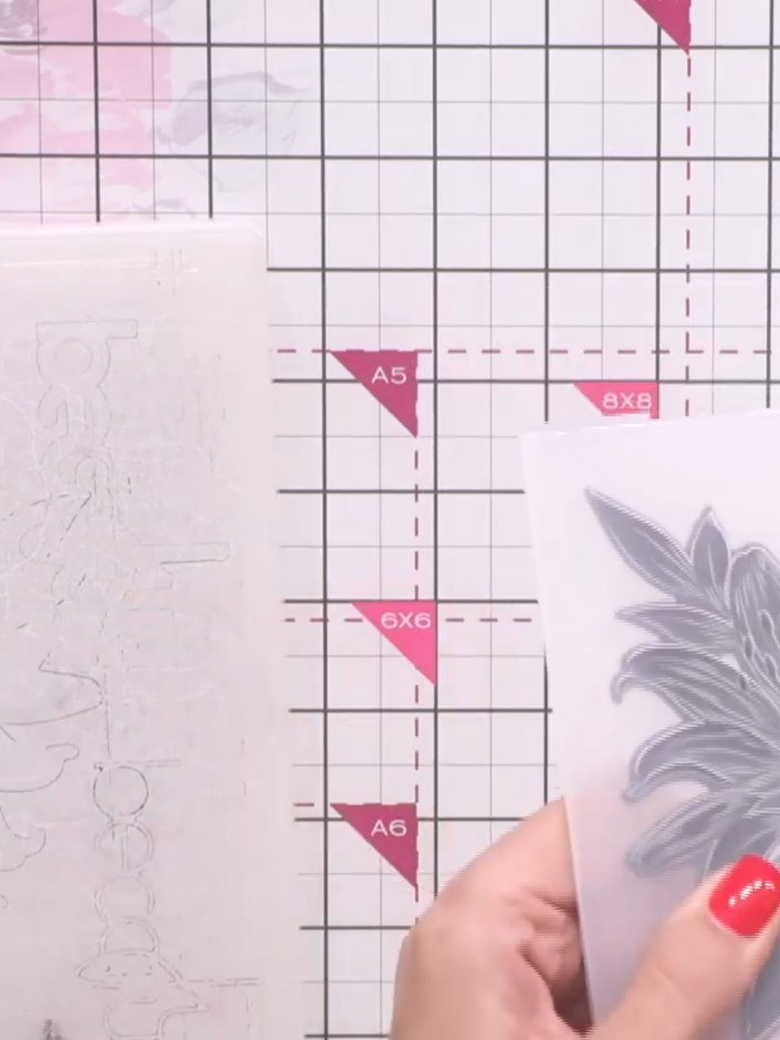 Stap 6: Position the stamped element inside the embossing folder, holding it in place with your hands. You can secure 