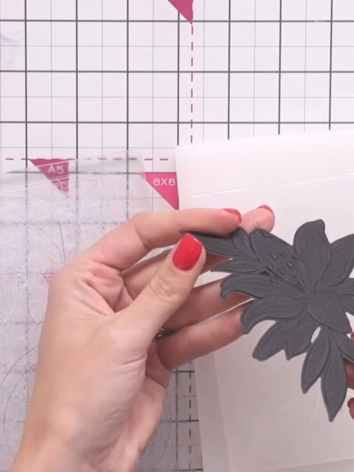 Stap 9: Dab the excess gold paint off the black lily embellishment onto your finger to control the amount of product b