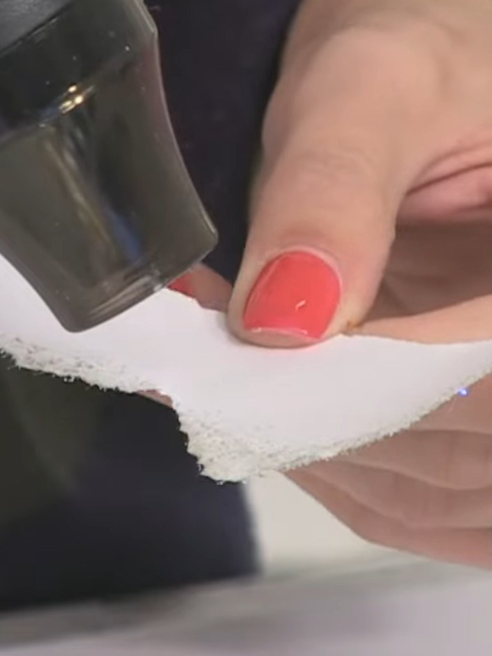 Stap 10: Smelt het embossingpoeder met een heat tool (heteluchtföhn) voor een glinsterend sneeuweffect op het sneeuwvlokontwerp.
