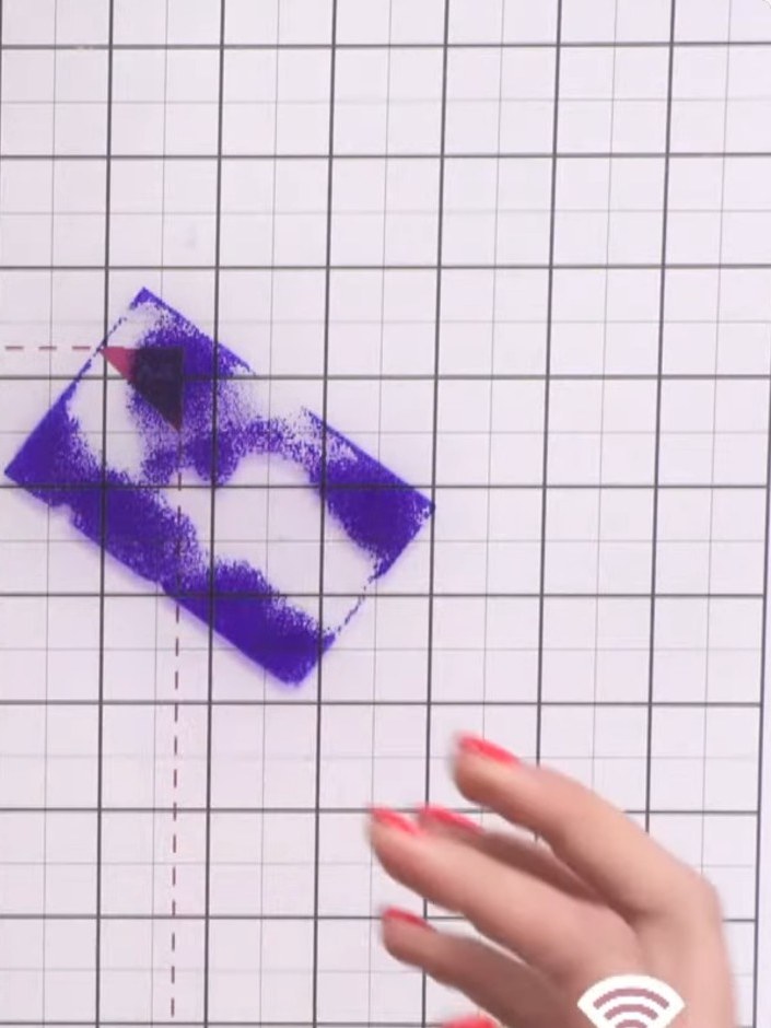 Stap 3: Apply indigo ink sparingly to the background pieces using the ink pad. Add water with a brush or mop to blend 