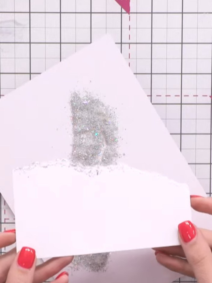 Stap 8: If you don't have an embossing pen, use an ink pad and brush to apply embossing ink to the torn snow edges of 