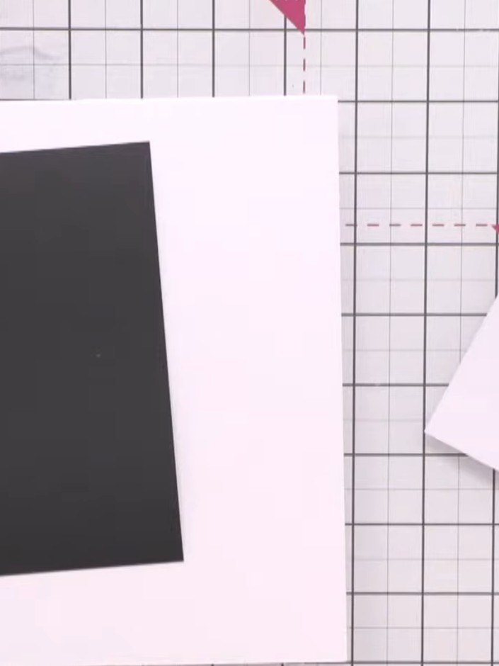 Passo 15: Mount the white embossed floral panel onto black card, leaving a subtle black border around the edges. Positio