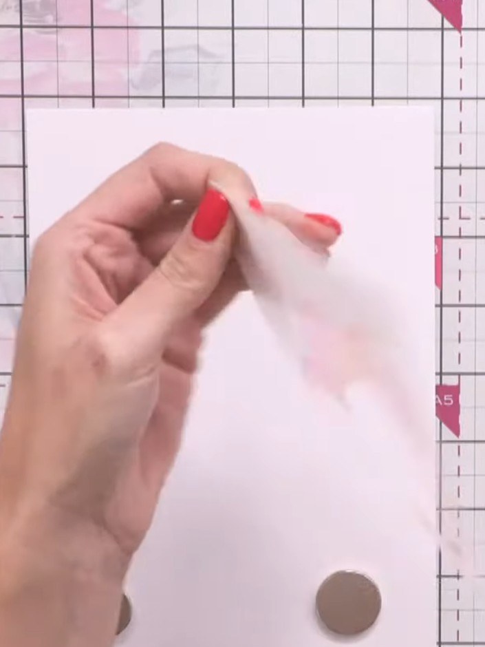 Passo 2: Take the first Quattro stencil (numbered 1) and position it on your card panel with the number facing you in t