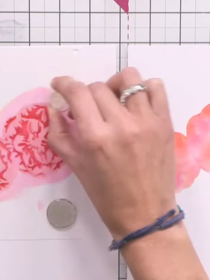 Passo 7: Blend pink ink through the second stencil onto your card. Peek underneath as you work to check the colour inte