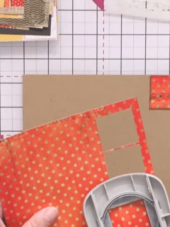 Passo 1: Using a square punch, punch small squares from various patterned papers in your chosen paper pad. Select diffe