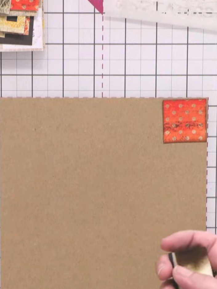 Passo 2: Ink the edges of each punched square using a small piece of cut-and-dry foam and archival ink. This will defin