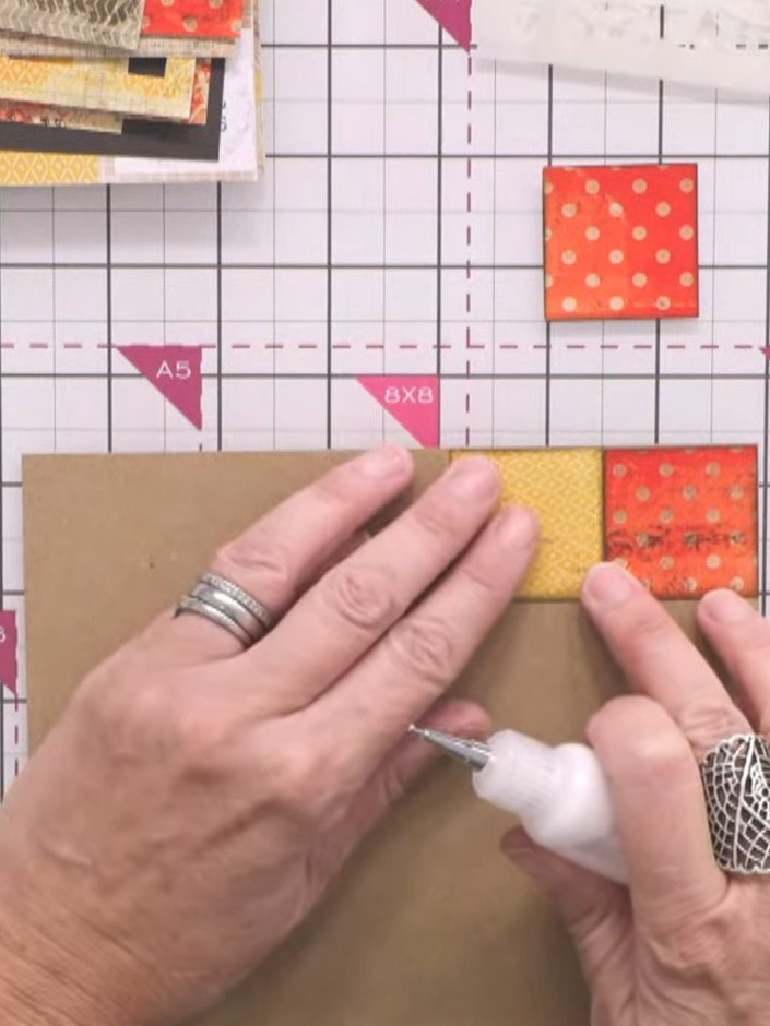 Passo 3: Arrange the inked squares onto the kraft card stock in a patchwork frame pattern. Start by placing squares in 