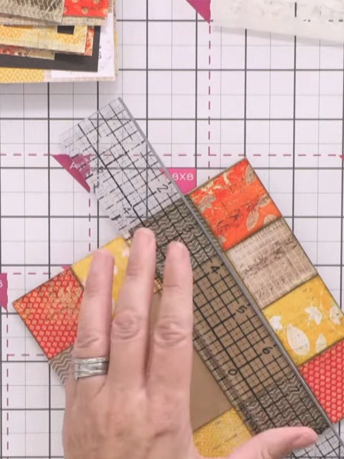 Passo 5: Cut a square aperture in the centre of the patchwork frame using a craft knife and metal ruler. Alternatively,