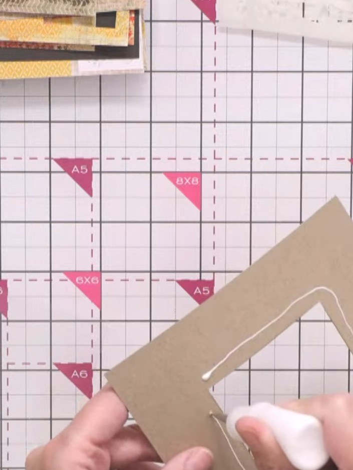 Passo 7: Apply wet glue around the edges of the acetate window. Adhere the acetate to the back of the kraft card frame 