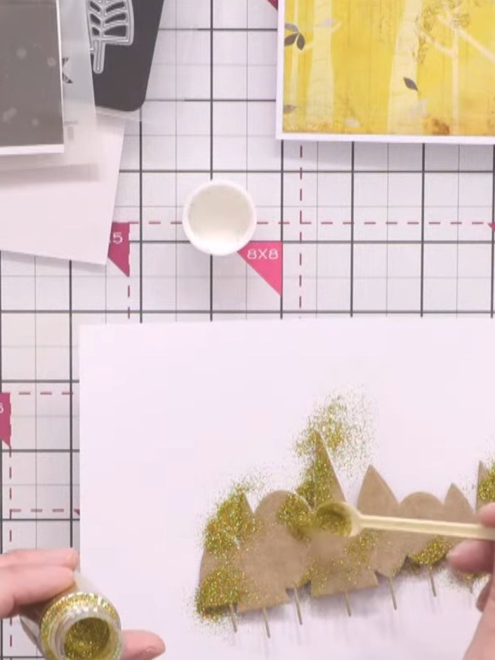 Passo 3: Sprinkle fine glitter in autumn colours (gold, pink, green, brown) across the sticky tree base using a small s